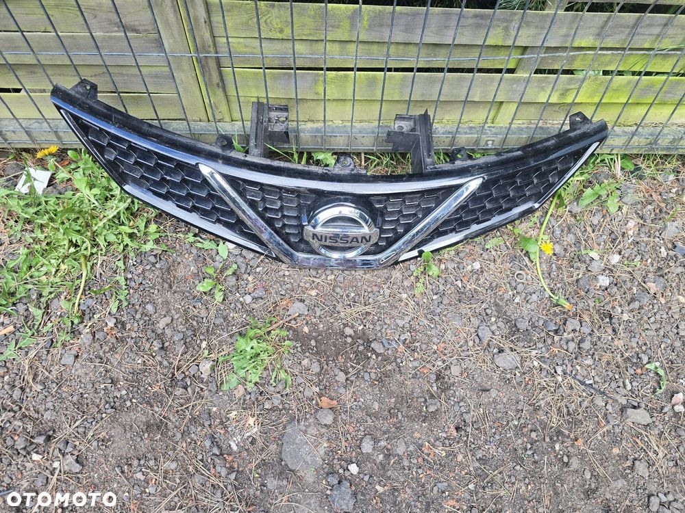 Nissan pulsar grill atrapa oryginał na kamerę - 1