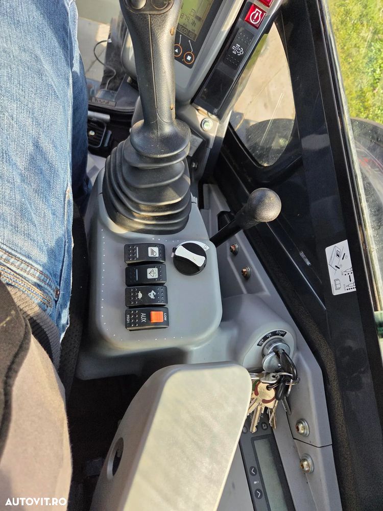 Hitachi ZX55, 2023, 879h, 5,5 tone, CUPLA RAPIDA+3 CUPE NOI, senile cauciuc 90% bune, Inst picon pe brate, A dous inst hidr pe brate, Aer conditionat, Ad sapare 5m, STARE CA NOU, posibilitate leasing-PROMOTIE 46.900 EUR+tva - 4