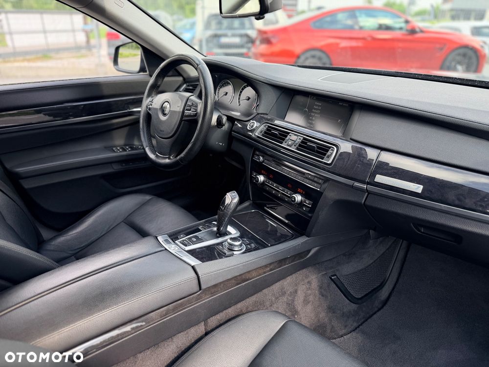 BMW Seria 7 750i - 35