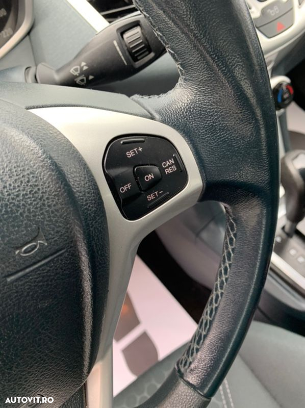Ford Fiesta 1.4 Autom. Titanium - 26