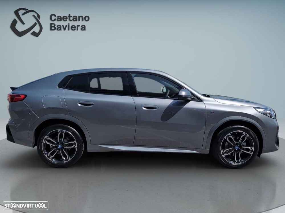 BMW iX2 eDrive20 Pack Desportivo M - 9