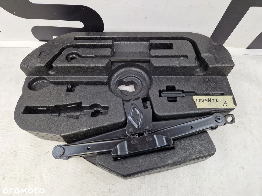 Lewarek styropian Maserati Levante - 1