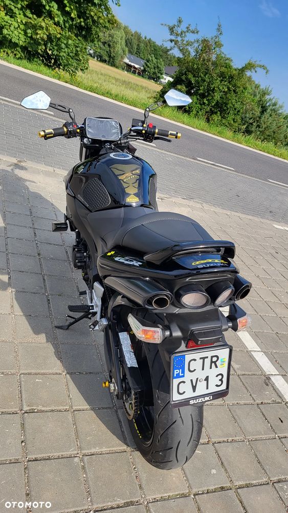 Suzuki GSR - 12