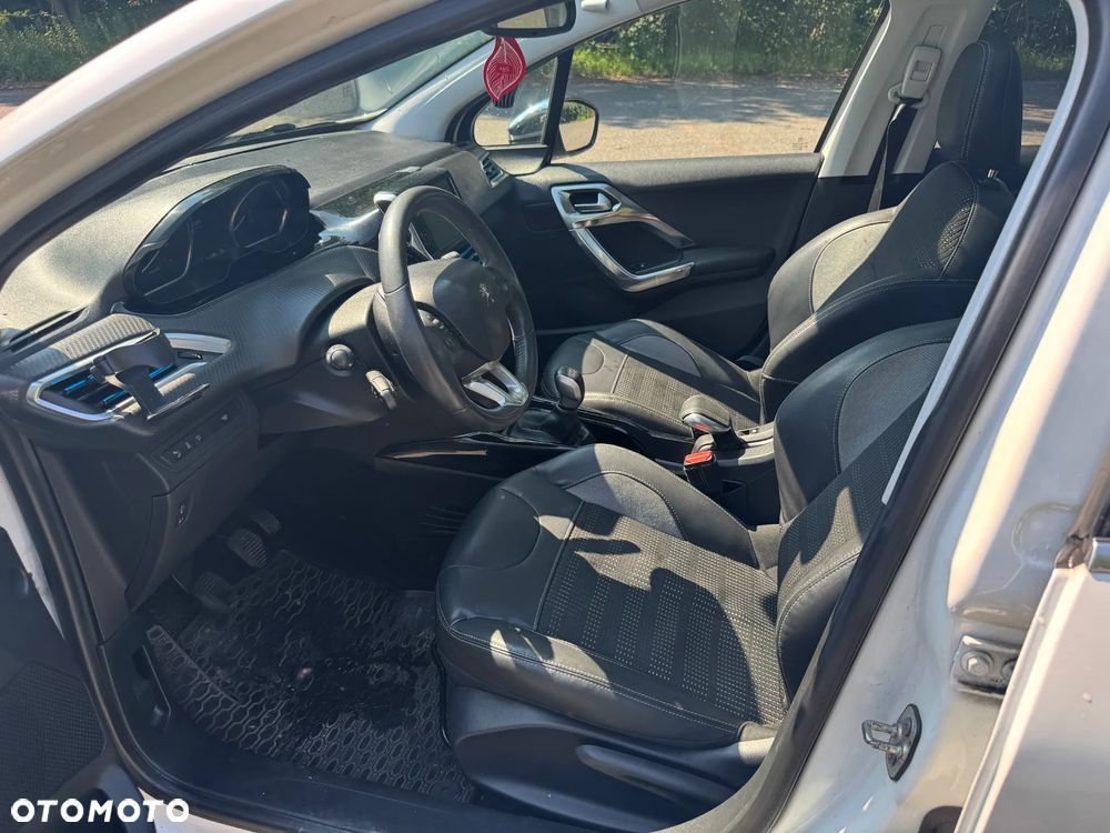 Peugeot 2008 1.2 Pure Tech Allure S&S - 17