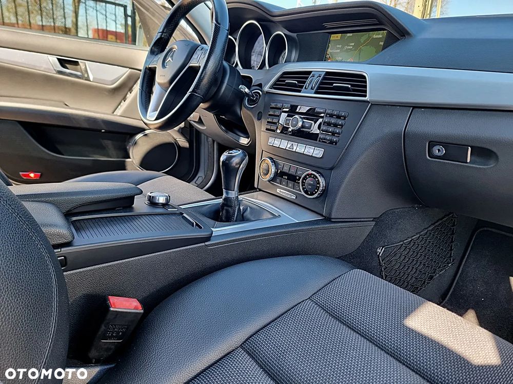 Mercedes-Benz Klasa C 180 CGI BlueEFFICIENCY Avantgarde - 19