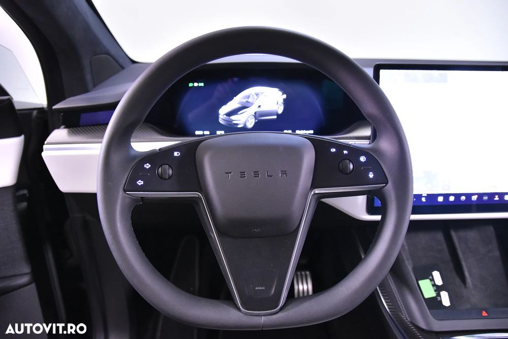 Tesla Model X - 16