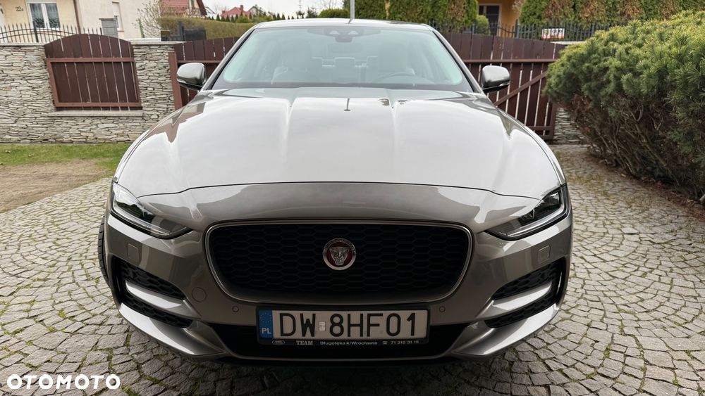 Jaguar XE - 12