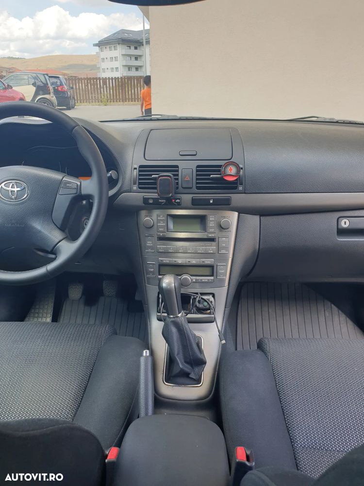 Toyota Avensis 1.8 Sedan Terra - 4