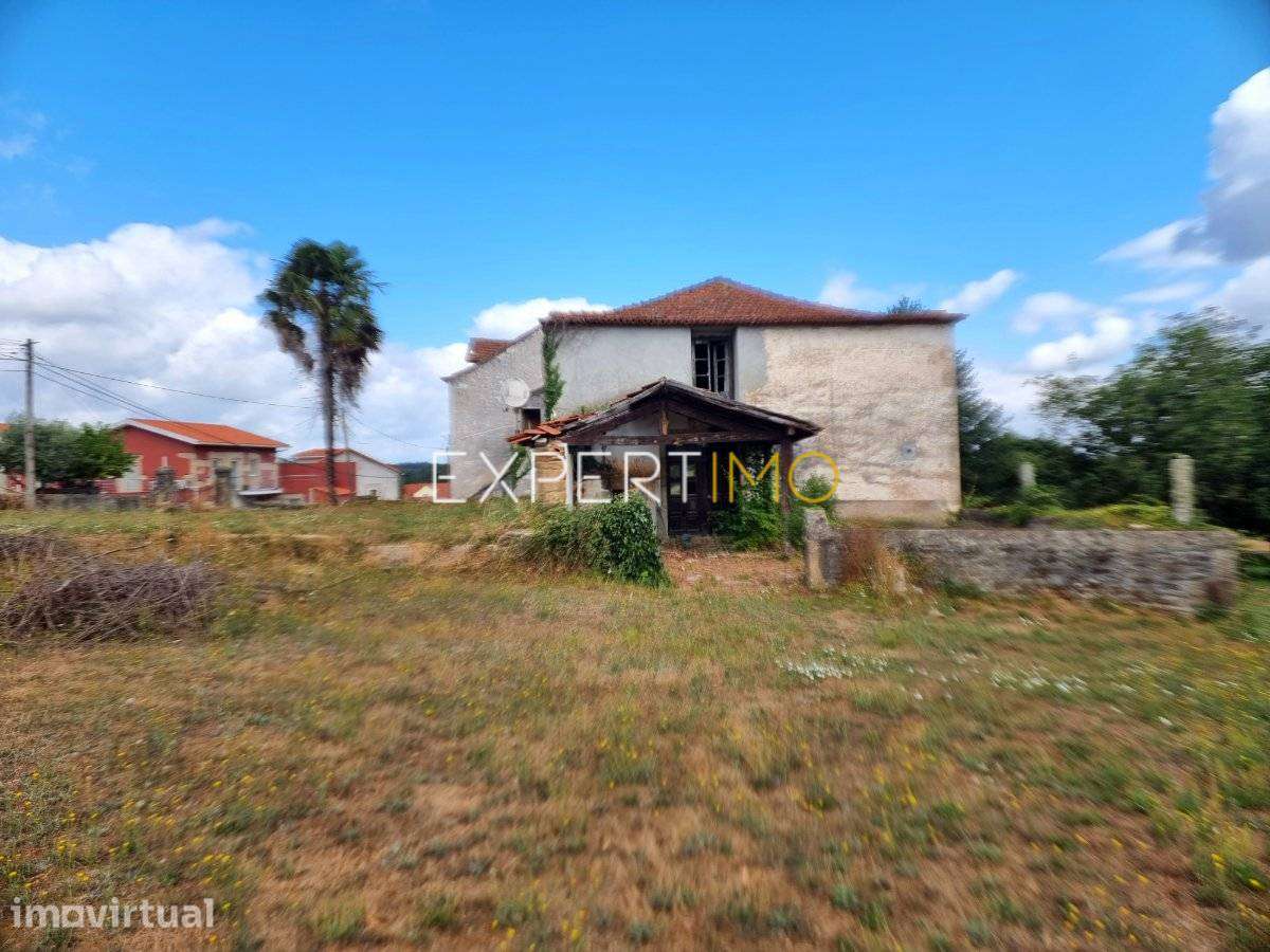 Moradia em granito para recuperar com 17.509 m2 de terreno - Grande imagem: 3/10