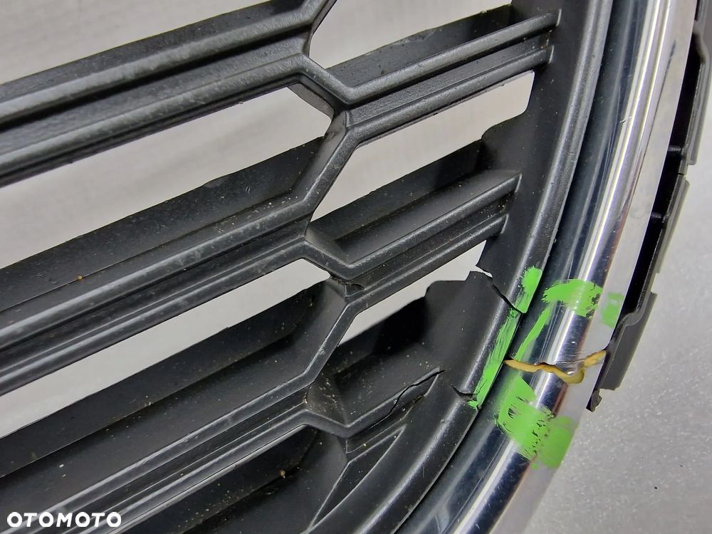 VW POLO 6R0 08- KRATKA ŚRODKOWA ZDERZAKA PRZEDNIEGO Z CHROMEM , NR 6R0853677B , NR AUKCJI K167 - 15