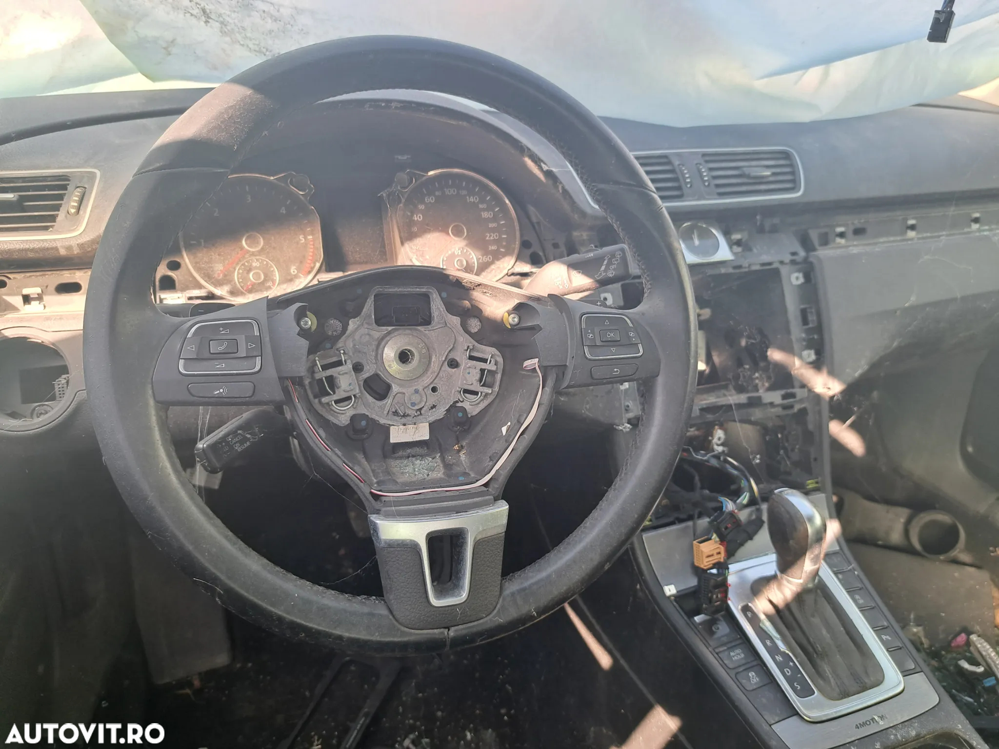 Volan cu comenzi grila ventiatie centrala SZL Grila ventilatie stg dr Schimbator selector viteze Panou butoane frana de mana PDC Start/Stop Panou butoane comenzi geamuri Cotiera cu suport pahare VW Passat B7 2010-2014 - 2
