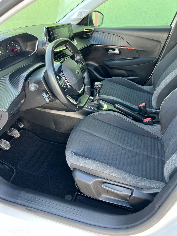 Peugeot 208 - 10