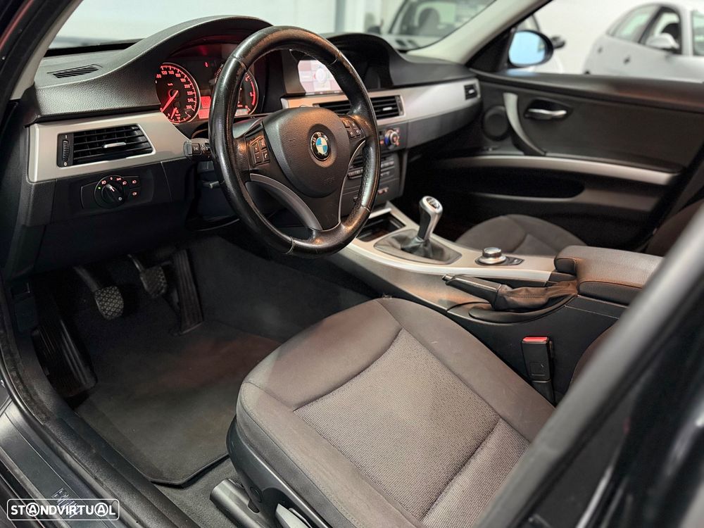 BMW 318 d Navigation Sport - 15