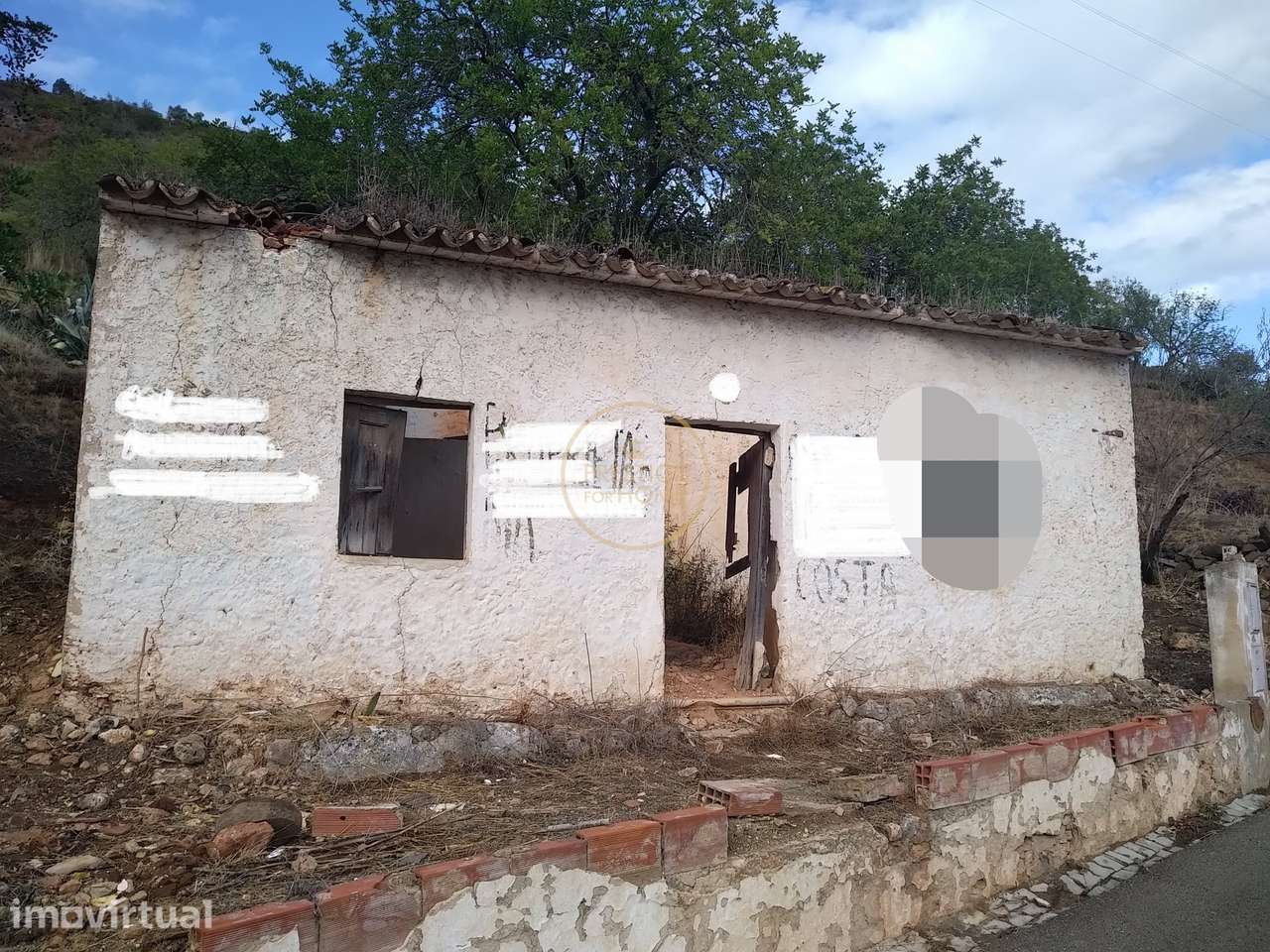 Terreno em Alte com 2.200 m2 no qual está inserida uma ruína com a áre - Grande imagem: 2/7