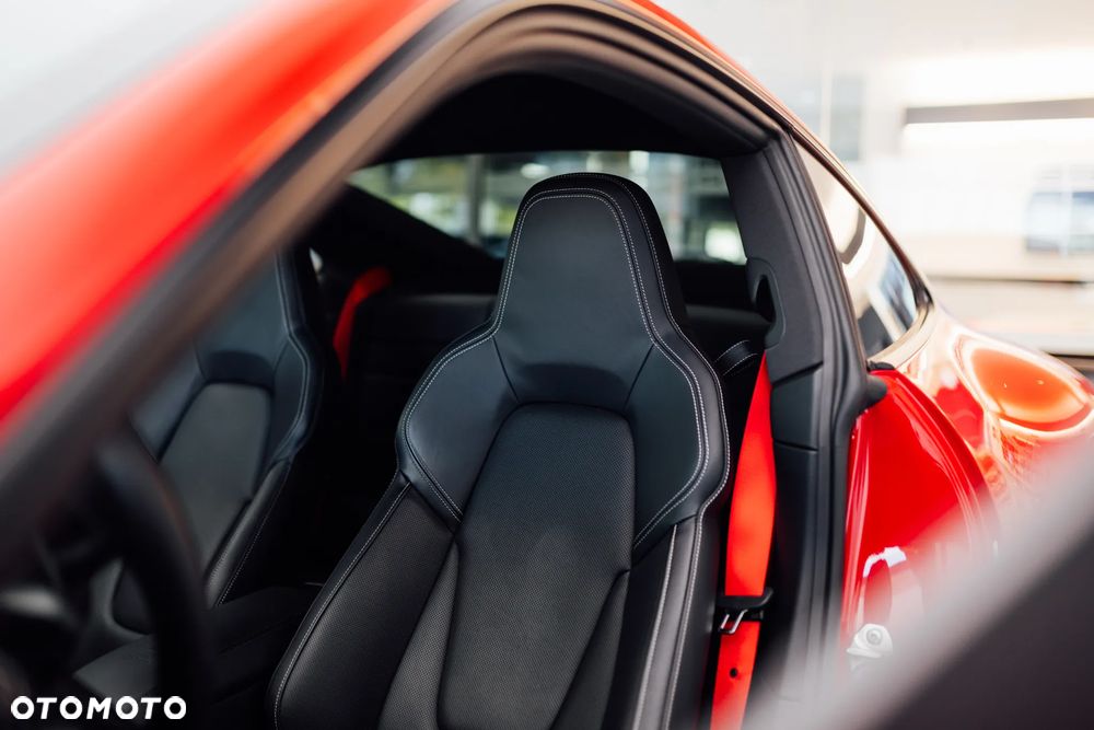 Porsche 911 Carrera 4 GTS - 22