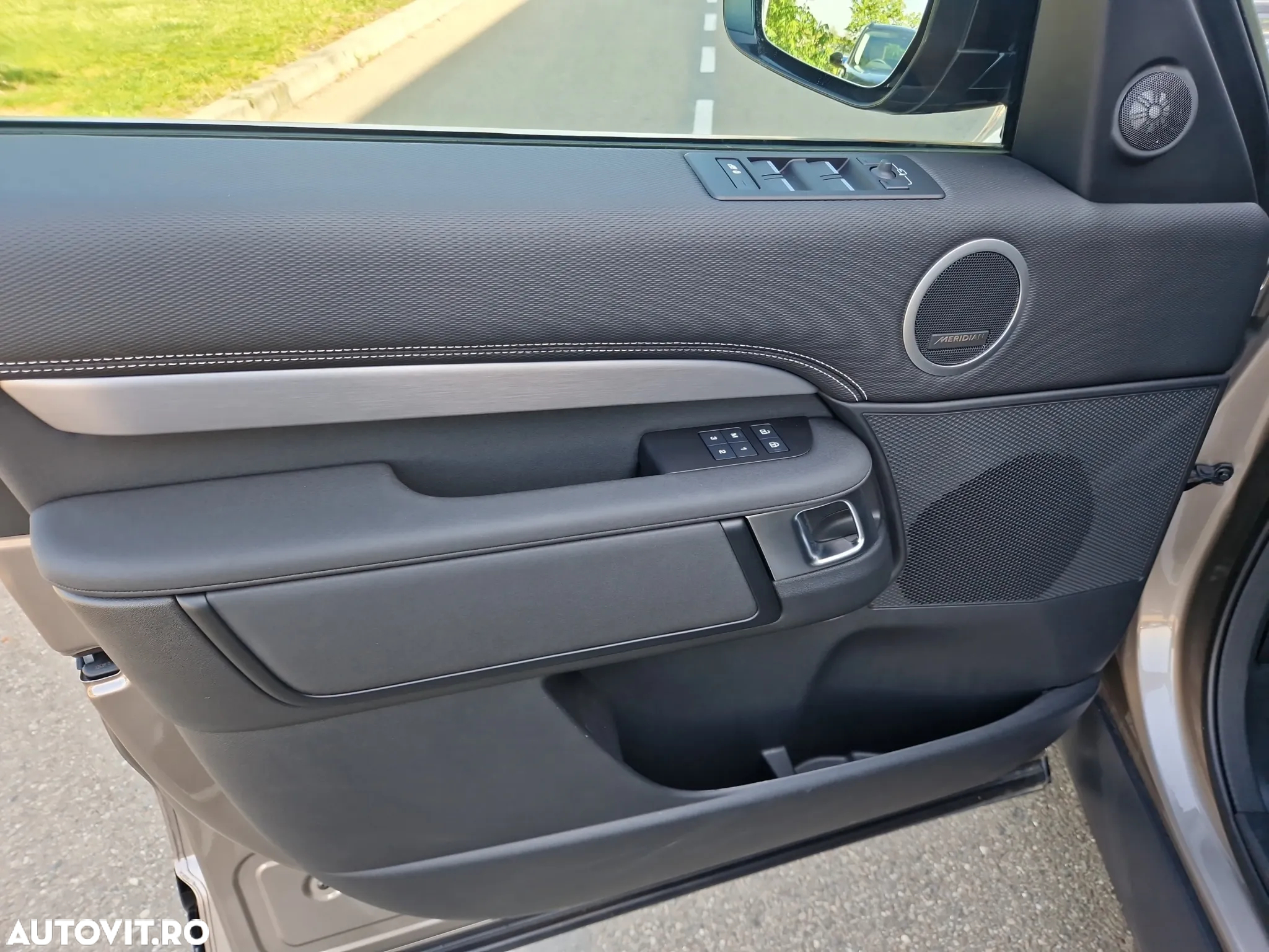 Land Rover Discovery 3.0D 300 MHEV R-Dynamic HSE - 12