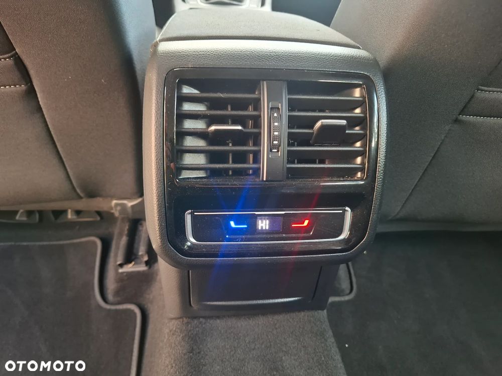 Volkswagen Passat 2.0 TDI SCR Elegance - 14