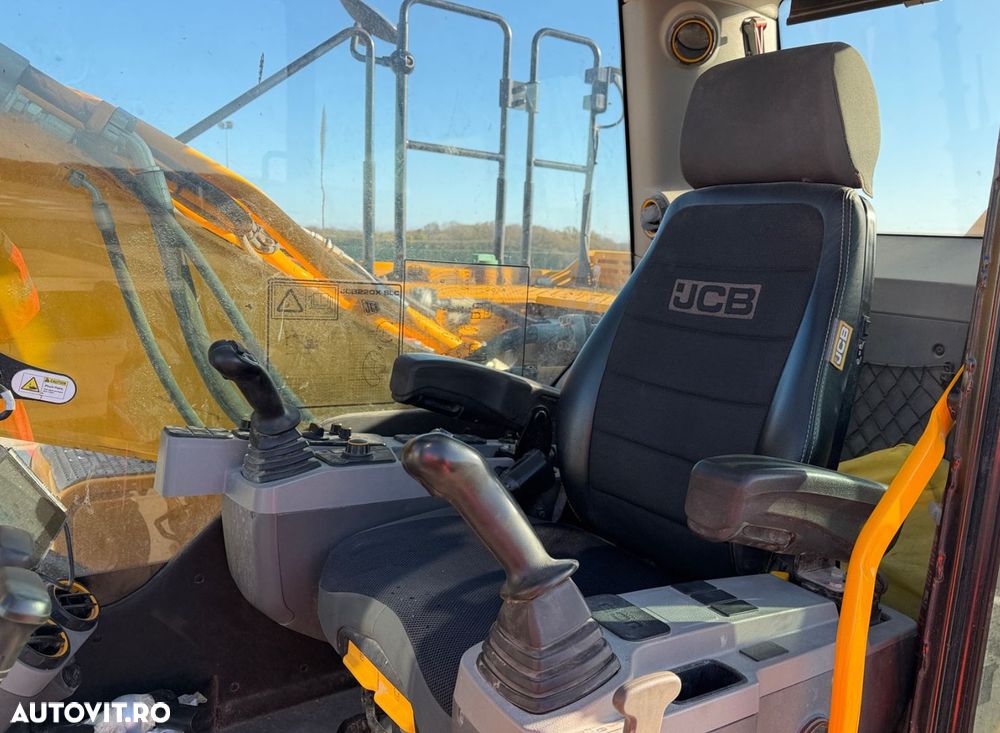 JCB 220XC4F Excavator - 6