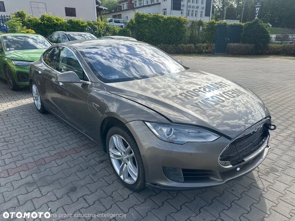 Tesla Model S - 8