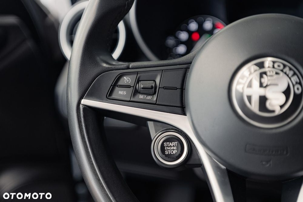 Alfa Romeo Giulia 2.0 Turbo - 25