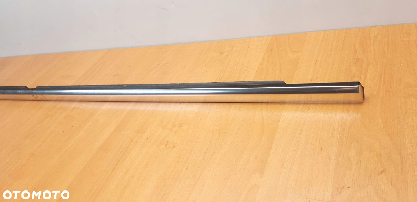 Mercedes E Klasa W213 listwa zgarniająca drzwi prawy tył A2137300424 - 2