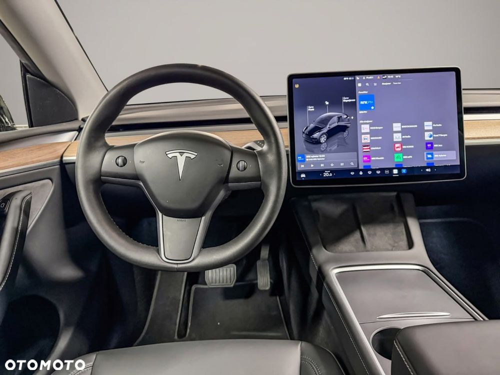 Tesla Model Y Long Range AWD - 16