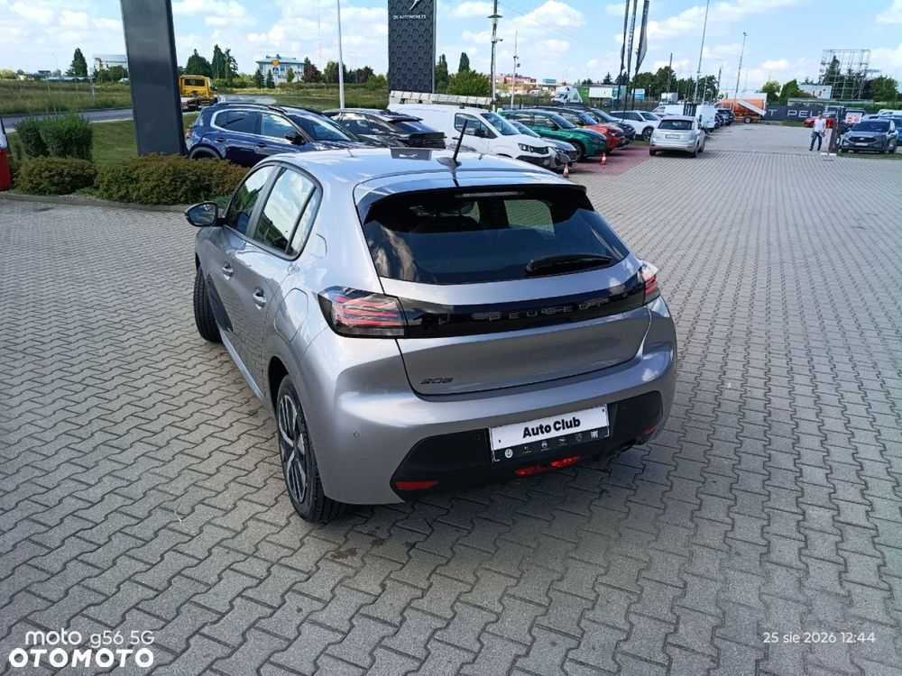 Peugeot 208 - 8