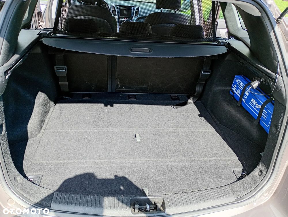 Hyundai i30 blue Kombi 1.6 CRDi YES Silver - 9