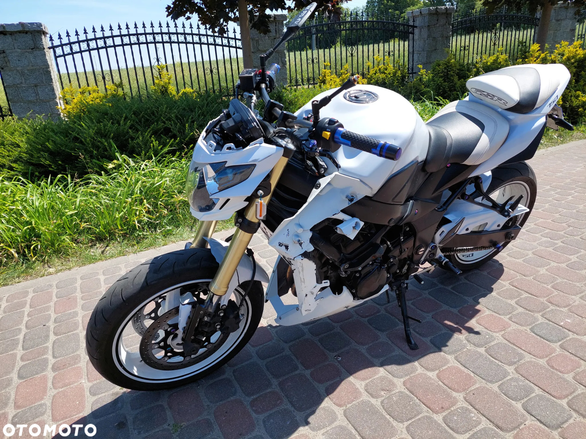 Suzuki GSR - 2
