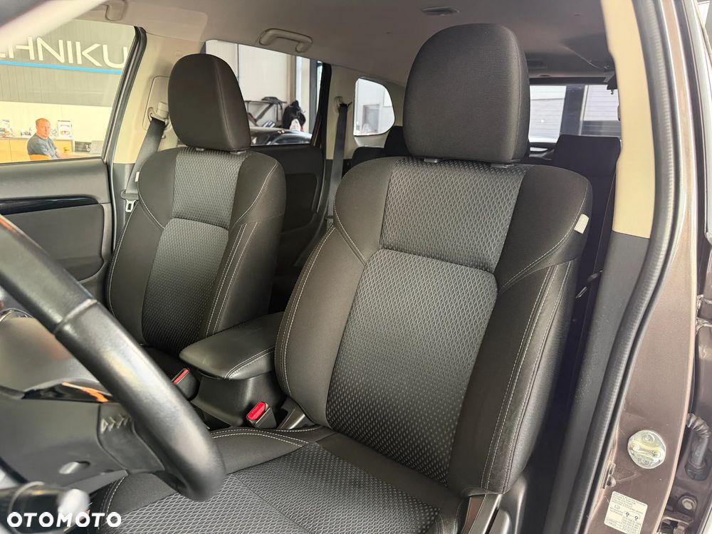 Mitsubishi Outlander 2.0 Invite + 2WD - 10