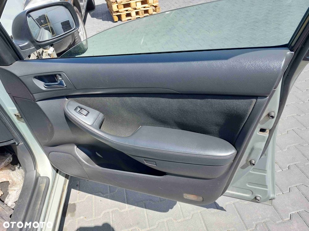 DRZWI KOMPLETNE PRAWY PRZÓD TOYOTA AVENSIS T25 6T1 - 9