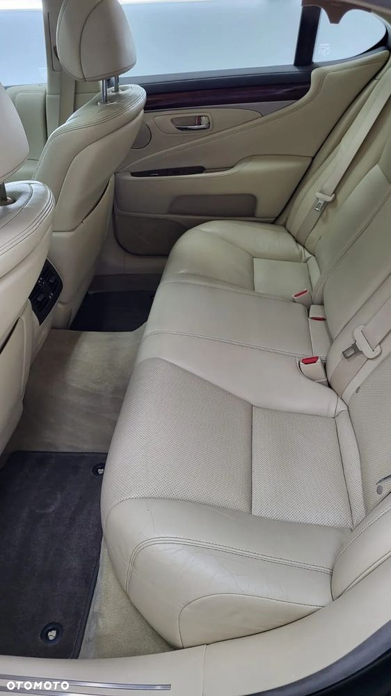 Lexus LS 460 AWD - 11