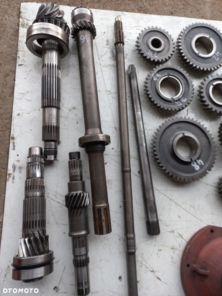 Deutz fahr DX 3.90,3.70,3.10,3.30, 3.65, 3.75,3.50,3.60, G70,4337918,4378828,4342689.WAŁEK,atak,synchronizator,podnośnik,mechanizm różnicowy,koło zębate,łożysko,piasta,most,kabina,silnik,skrzynia,obudowa mostu,zwolnice,koła,maska,części - 9