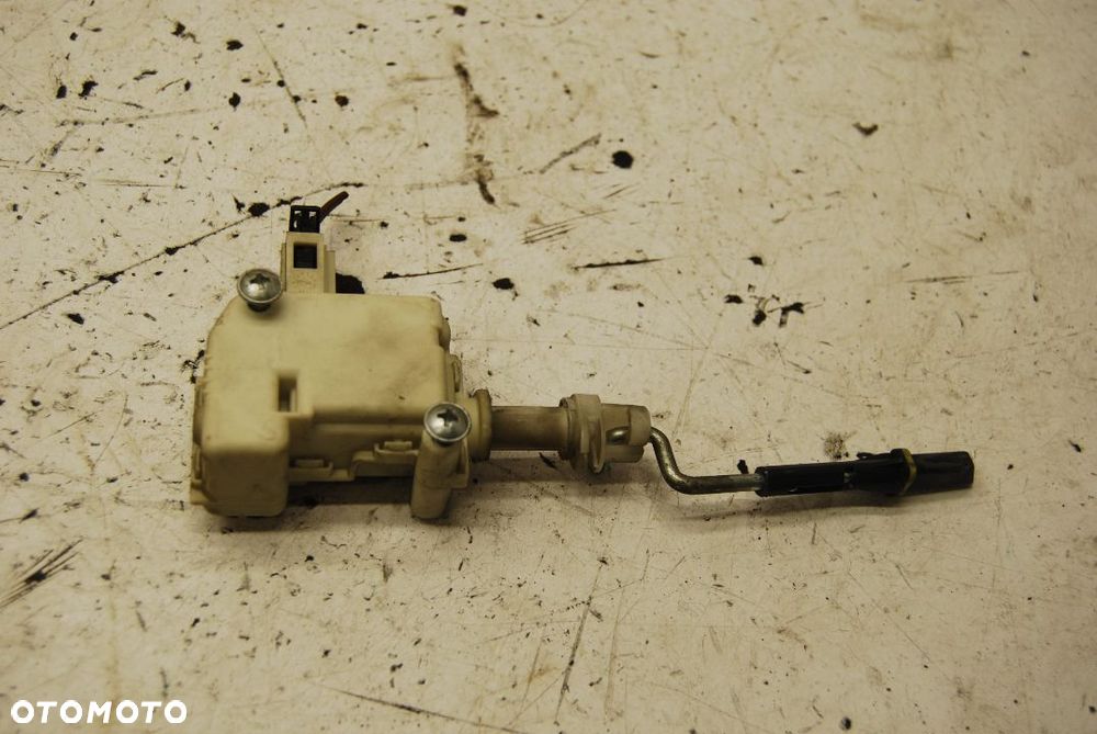 SIŁOWNIK KLAPKI WLEWU PALIWA 1T0810773A VW TOURAN CROSS LIFT TOURAN I 1T0810773 - 7