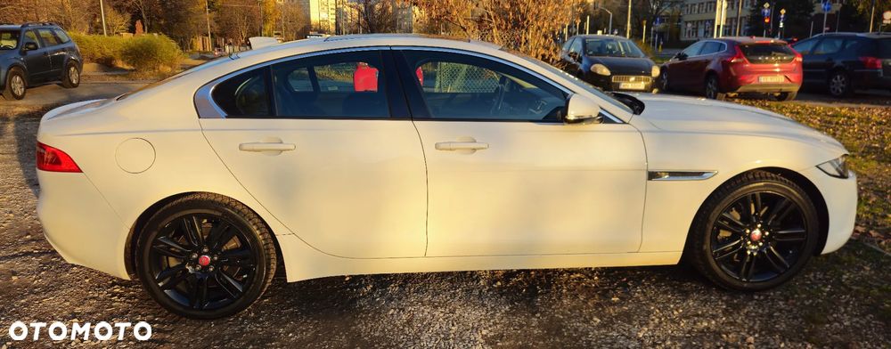 Jaguar XE 25t Pure - 4