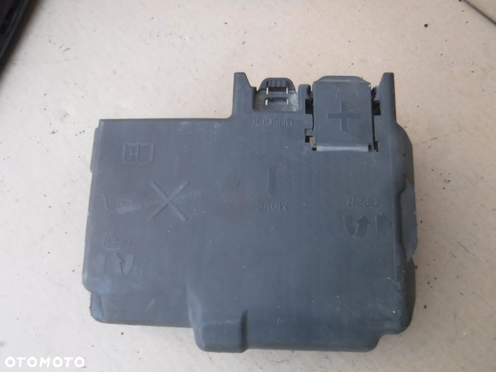 Opel Meriva B 1.7 cdti skrzynka bezpiecznikow akumulatora - 2