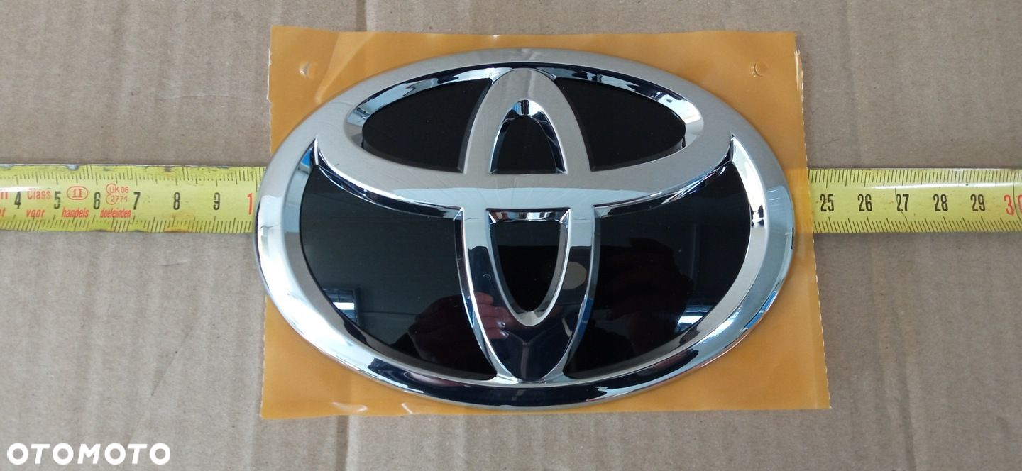 TOYOTA AYGO II 14- EMBLEMAT LOGO ZNACZEK TYLNEJ KLAPY NOWY 75431-0H060 - 5