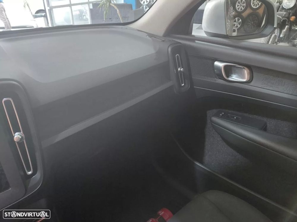 Volvo XC 40 1.5 T3 Momentum Tech Edition - 19