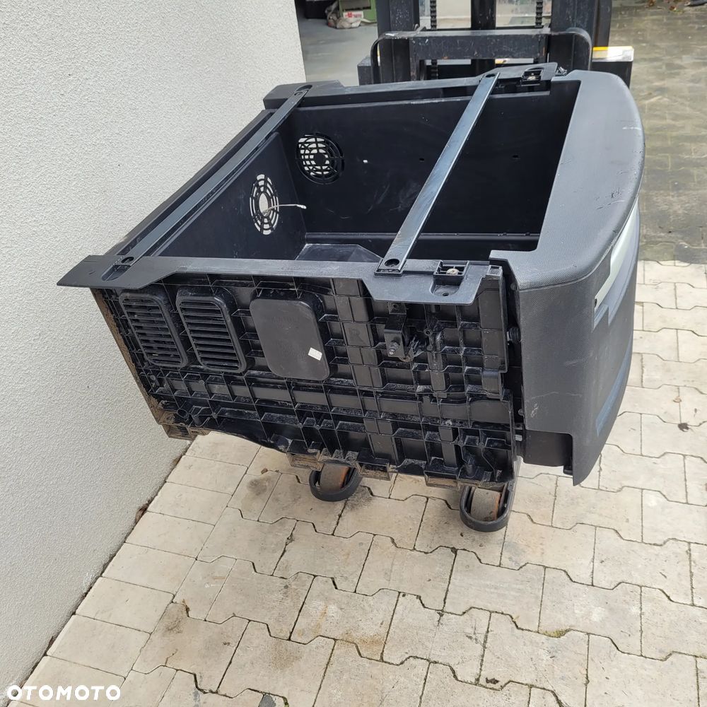 SCHOWEK LODOWKI RENAULT RANGE T 82313425 wysoka kabina - 2