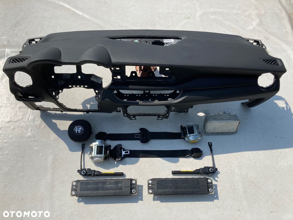 ALFA ROMEO GIULIA STELVIO TONALE DESKA KONSOLA KOKPIT PULPIT PÓŁKA PARAPET PODUSZKI POWIETRZNE KIEROWCY PASAZERA KOLANOWE KOLAN KOLANOWA PODUSZKA POWIETRZNA AIRBAG SRS AIR BAG PASY PAS naprawa SKÓRA USA KANADA CANADA DASHBOARD LEATHER  REPAIR - 23