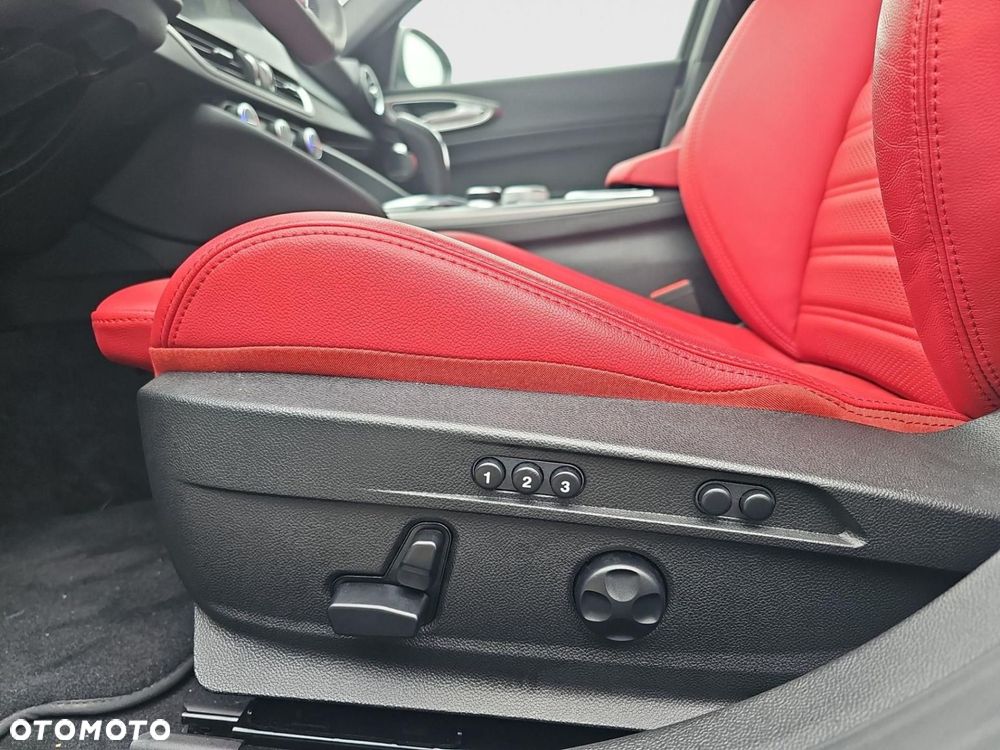 Alfa Romeo Giulia 2.0 Turbo Veloce Q4 - 13