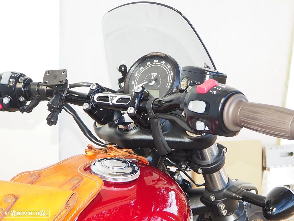Triumph Bonneville BOBBER - 11
