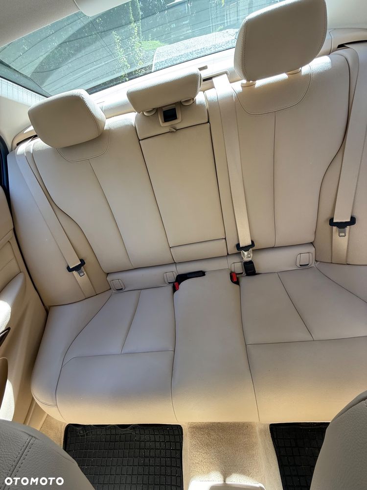BMW Seria 3 328i xDrive - 24