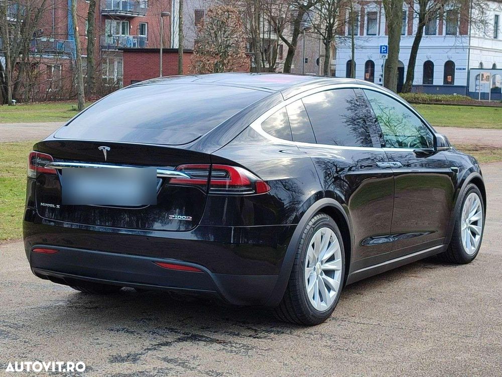 Tesla Model X - 3