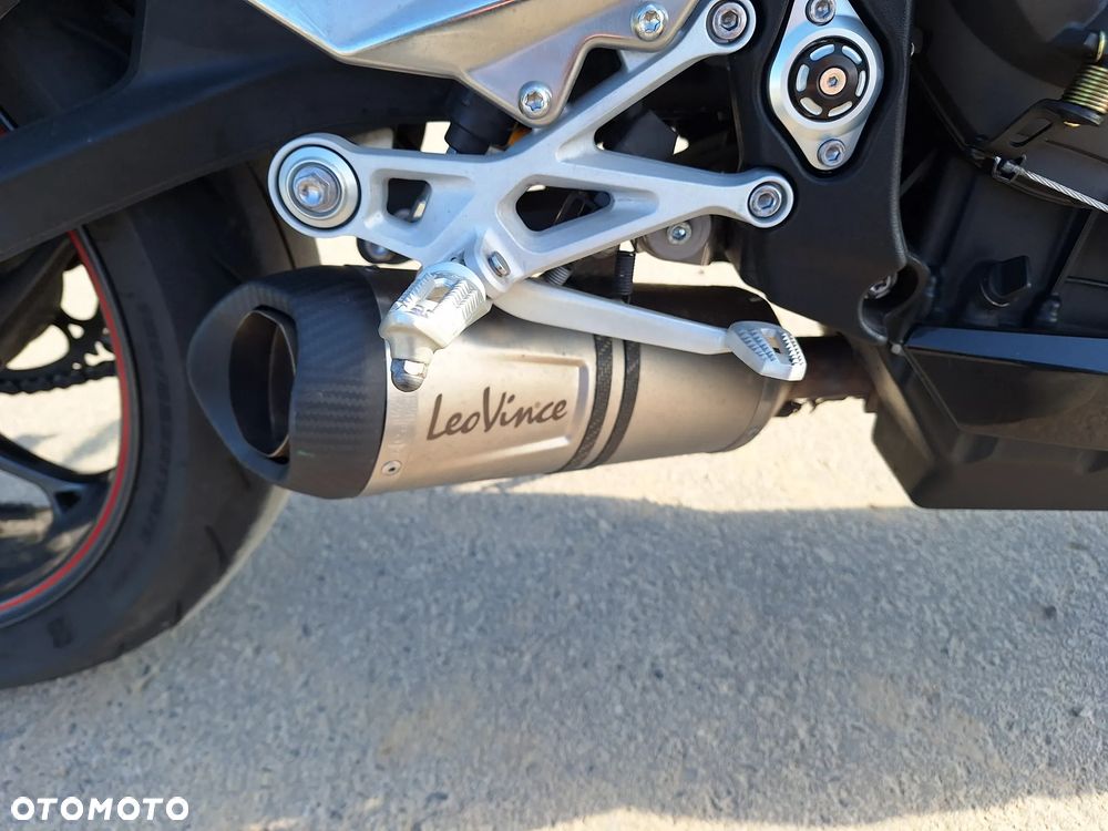 Triumph Street Triple - 10