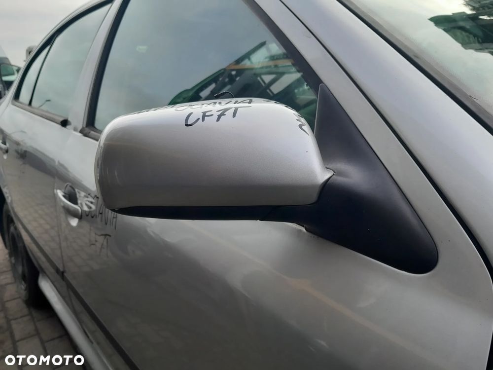 SKODA OCTAVIA LIFT LUSTERKO PRAWE KOLOR: LF7T - 1