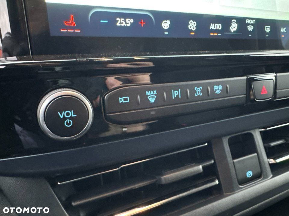 Ford Tourneo Custom - 32