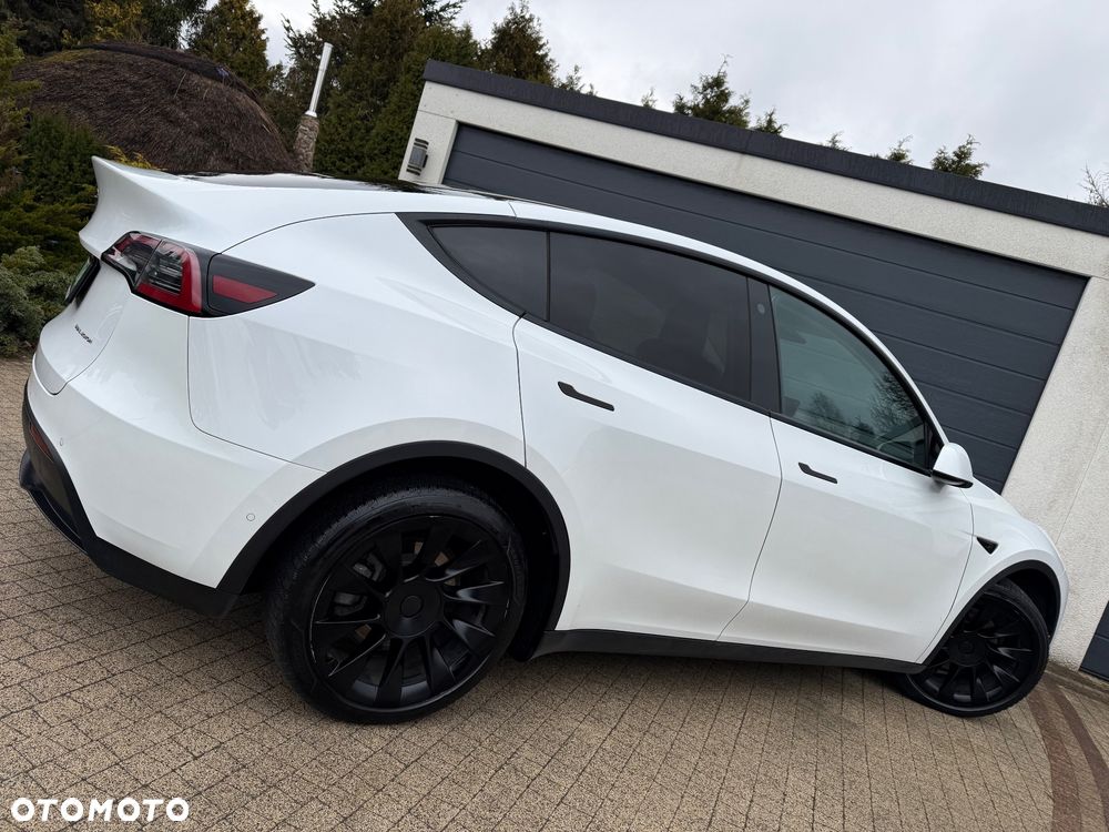 Tesla Model Y Long Range AWD - 10