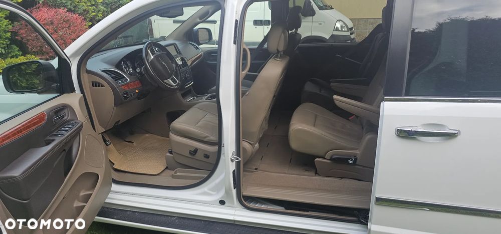 Chrysler Town & Country 3.6 Limited - 8