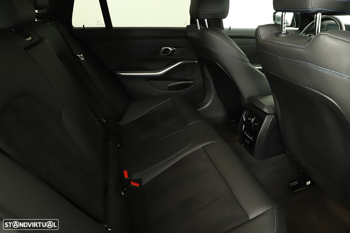 BMW 320 d Touring Pack Desportivo M Auto - 26